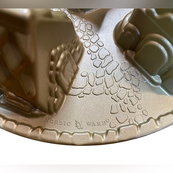 Nordic Ware Cozy Village Pan 6c/4L 12” Diameter - Picture 3 of 6